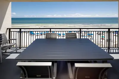 Image de Location de vacances abordable avec une vue de million de dollars.