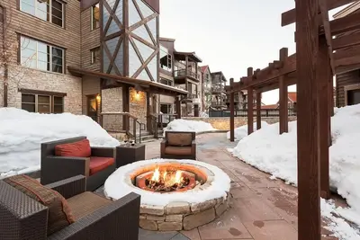 Image de Condo à un étage à partir du télésiège - conciergerie sur place, navette hiver, piscine chauffée
