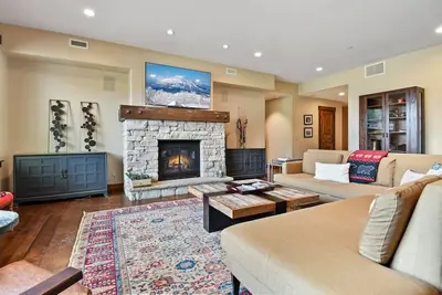 Image de Silver Star Lodge offre tous les luxes pour des vacances de ski familiales Ă la retraite des couples.