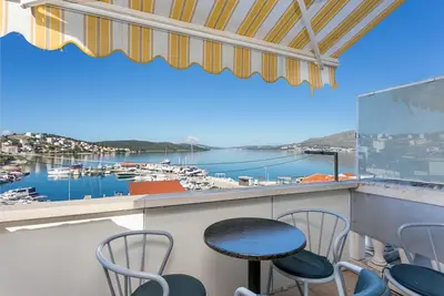 Appartement d'une chambre avec le balcon et la vue sur le mer Okrug Gornji, Ciovo (A-11374-a)