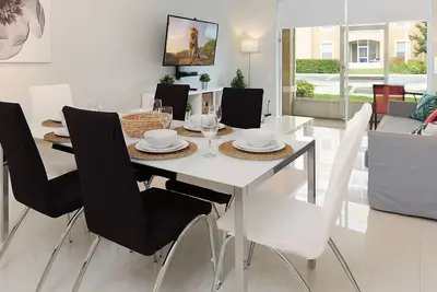 Image de Condo moderne, à 5 minutes de Disney. WiFi, toboggans, piscine, arcade et plus.