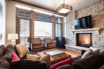 Image de Situé au pied des pistes, ce condo de luxe offre une vue imprenable, un bain à remous commun, une navette gratuite