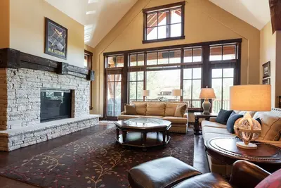 Chalet Regal dans une communauté au bord des pistes avec concierge sur place et service de navette en hiver - 12 points de fuite