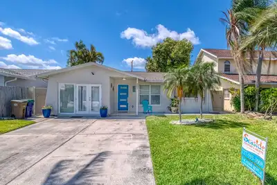 Image de Fantastique Indian Rocks Beach House avec 3 chambres / 2 salles de bains. Chiens bienvenus.