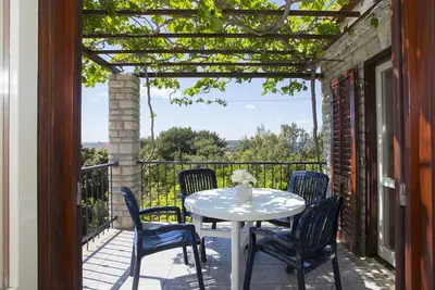 Image de Appartement de deux chambres avec le balcon et la vue sur le mer Maslinica, Solta (A-13135-b)