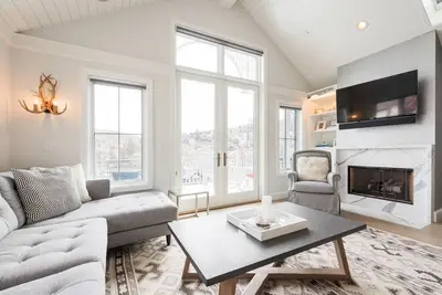 Image de Nouvellement construit maison de ski Old Town à un pâté de maisons de la rue principale avec un bain à remous et un théâtre privé