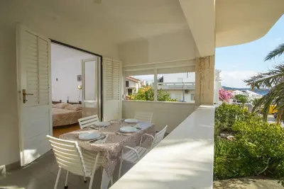 Image de Appartement d'une chambre avec la terrasse et la vue sur le mer Rogoznica (A-12995-b)