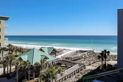 Image de Locations de vacances abordables avec une vue d'un million de dollars.