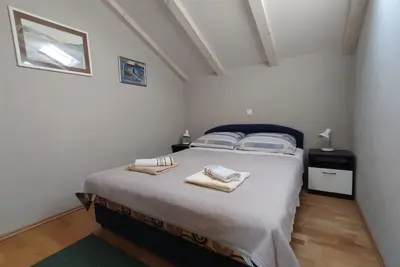Appartement d'une chambre avec la terrasse et la vue sur le mer Vinisce, Trogir (A-11003-a)