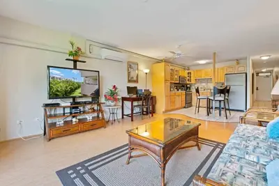 Image de Open-Style Condo w/Chic Kitchen+Dining Area, WiFi, Lanai–Kamaole Sands 9206