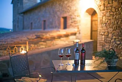 Image de Maison en pierre typique à la recherche de vignobles Banfi avec piscine et proche de la mer