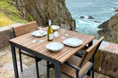 Image de Incroyablement belle, privée, unique Accueil perché sur le bluff au bord de l'océan!