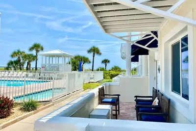 Image de Bâtiment en bord de mer à seulement quelques pas de la plage, de la piscine et du bain à remous! Rez de chaussée avec patio
