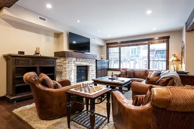 Image de Condo de ski finement aménagé avec conciergerie sur place, navette hivernale - promenade à l'ascenseur Silver Star