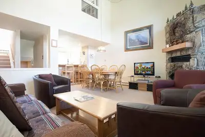Image de W3533 by Mountain Resorts ~ Dernier étage ~ Vues étonnantes!