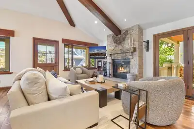 Image de Villa de ski de la vieille ville récemment rénovée avec bain à remous et foyer au bois - à pied de l'ascenseur de la ville