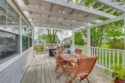 Image de Rockland Home w / Deck 5 minutes du centre-ville historique!