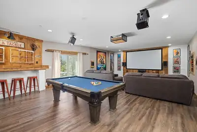 Image de Nouveau 7 chambres, table de billard, écran de 120 ”de théâtre, 7 700 chambres, 2 tables de salle à manger
