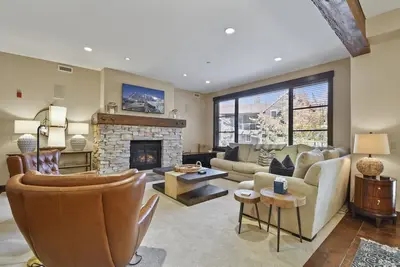Image de Chaleureusement décoré, condo en bord de pente avec concierge sur place et navette d'hiver - 7 personnes dans des lits