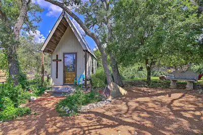 Image de \"White Chapel\" Cozy Cottage Kerrville sur 6 Acres!