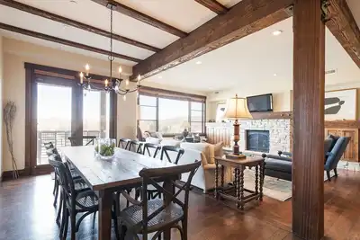 Image de Condo pour familles avec télésiège sur place, conciergerie et service de navette en hiver - 10 personnes