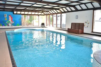 Image de Charmant chalet de 2 chambres dans la belle campagne du Devon, une piscine intérieure et un sauna