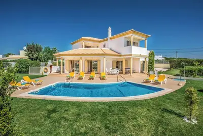 Image de Villa Vega - Cette villa spacieuse dispose d'une piscine privée, Wi-Fi & A \/ C