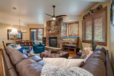 Image de Riche de style et de décor! Découvrez ces 4 bdrm spacieux par les pentes des montagnes!