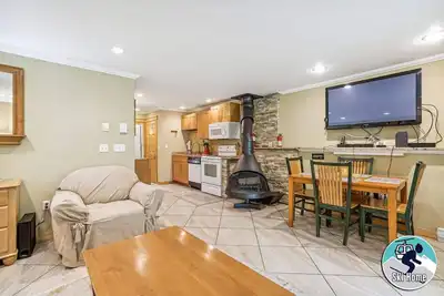 Image de Condo confortable d'une chambre sur la route de la navette et piste de ski