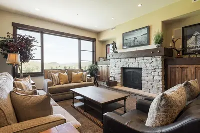 Image de Condo de ski accueillant avec chambre avec lits superposés, vue sur la montagne, concierge sur place et service de navette pour l'hiver