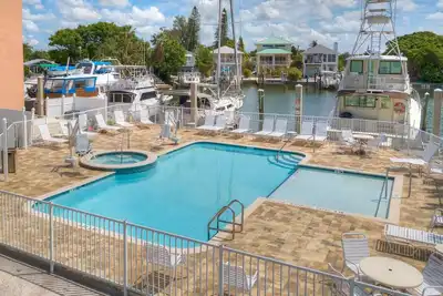 Image de En Face de la Plage et une Promenade Facile à Johns Pass Village. Great Value Dans un Nouveau Resort and Spa
