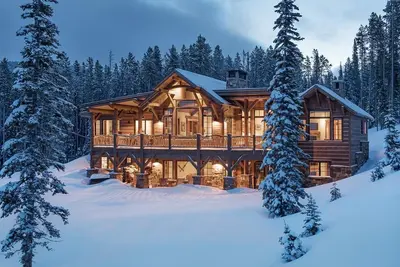 Image de Luxueuse maison de montagne Big Sky avec accès aux pistes de ski, vue imprenable sur les montagnes et bain à remous privé