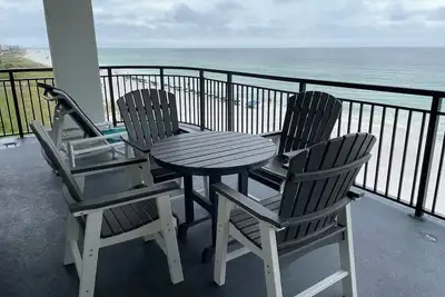Image de Location de vacances abordable avec une vue de million de dollars.