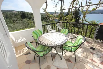Image de Appartement de deux chambres avec la terrasse et la vue sur le mer Necujam, Solta (A-8691-a)