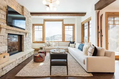 Image de Ski-in, ski-out condo de luxe avec une vue imprenable, bain à remous partagé, navette gratuite et commodités de lodge