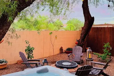 Image de Maison spacieuse Tucson avec bain à remous privé, foyer, grill, WiFi gratuit et chiens ok!