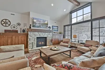 Image de Condo contemporain conçu avec goût - concierge, navette hivernale, télésiège sur place, piscine chauffée