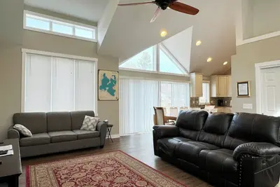 Image de Luxe Gun Lake Waterfront Accueil w \/ paddleboards \/ kayaks, grill, foyer, wifi gratuit