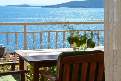 Image de Appartement de deux chambres avec la terrasse et la vue sur le mer Seget Vranjica, Trogir (A-4284-a)