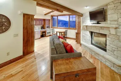 Image de Situé au pied des pistes, ce condo de luxe offre une vue imprenable, un bain à remous commun, une navette gratuite