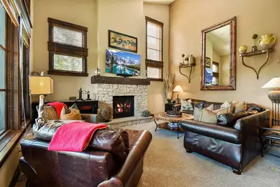 Image de Condo de luxe avec skis aux pieds à Park City Resort avec cuisine gastronomique, bain à remous privé et gaz