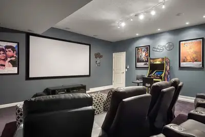 Image de Tarifs réduits, salle de théâtre, piscine privée, salle de jeux, Wifi, près de Disney!
