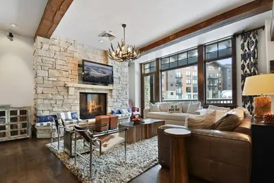 Image de Ski-in, ski-out condo de luxe avec une vue imprenable, bain à remous partagé, navette gratuite et commodités de lodge