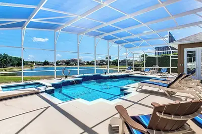 Image de 3 miles de Disney - luxe 4 chambres / 3 salles de bain maison avec piscine sur le lac Star