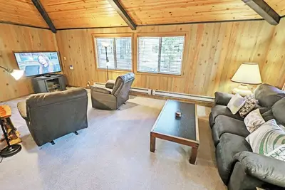 Image de Confortable 2 chambres avec cuisine mise à jour près du Village Mall