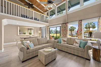 Image de Three Bedroom, Three Bathroom Condominium Mere Footprints to the Beach