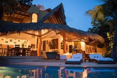 Image de Service personnalisé cinq étoiles dans une luxueuse villa en bord de mer à Puerto Mio