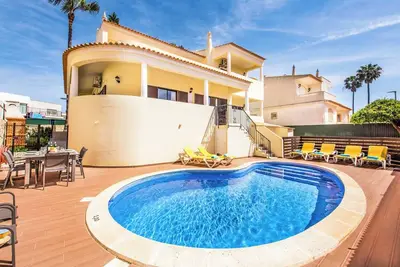Image de Villa Simoes - Près de la plage de sable de Gale, comprend Wi-Fi & A / C plus un barbecue