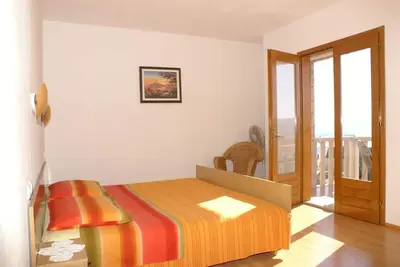 Garçonnière avec la terrasse et la vue sur le mer Bol, Brac (As-2900-a)