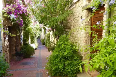 Image de \"Koukouli\" est au coeur du Vieil Antibes. Proche du marché et des plages.